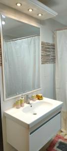 艾因苏赫纳Villa at Piacera Resort-seaview的浴室设有白色水槽和镜子