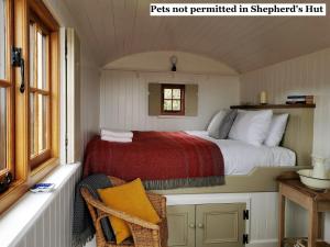 多尼戈尔Lough Mardal Lodge的一间小房间的卧室,配有一张床铺