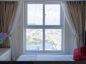 下龙湾Homestay Ha Long luxury (sea ​​view)的卧室设有大窗户和一张床
