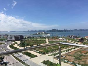 下龙湾Homestay Ha Long luxury (sea ​​view)的享有河流和高速公路的城市美景