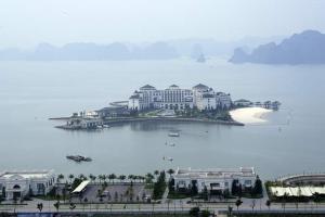 下龙湾Homestay Ha Long Luxury 3 bedroom (ocean view)的水体中大岛的 ⁇ 染
