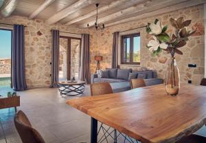 MaryiésIoanna Château - Luxury Stone Villa的客厅配有木桌和沙发