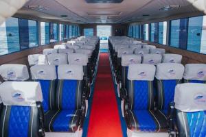 艾湄湾阿努格拉别墅酒店的一辆空的火车车厢,车厢里有蓝色的白色座椅