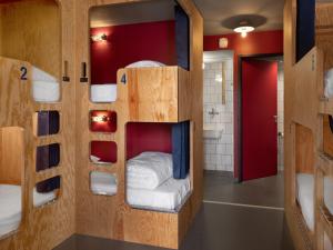 图卢兹Eklo Toulouse的带双层床的客房和浴室