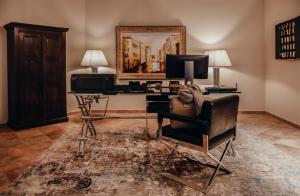 瓦尔多夫Villa Bosco - Digitales Boutiquehotel的客厅配有桌子和椅子