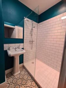 考斯Pier View 2 Bedroom Apartment的一间带水槽和淋浴的浴室