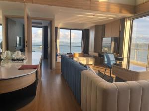 下龙湾Citadine Ha Long luxury (Ocean View)的客厅配有沙发和桌椅