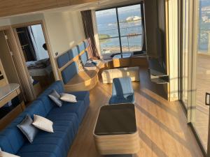 下龙湾Citadine Ha Long luxury (Ocean View)的客厅配有蓝色的沙发和电视