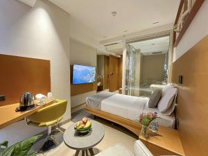 加尔各答Morvee Hotels Alipore Kolkata的酒店客房,配有床和电视