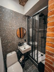 马里扬泊列1880 Apartment with Private Parking的一间带水槽、卫生间和镜子的浴室