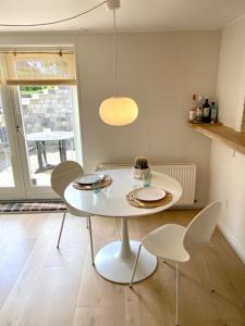 赛比Havgassens的厨房配有白色的桌椅和窗户