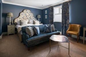 纽基赫兰酒店和Spa的蓝色的卧室,配有床和蓝色的沙发