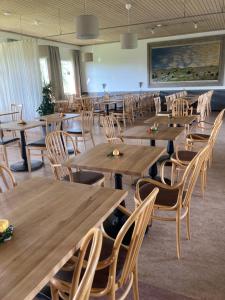 Kastlösa埃雷戈登凯斯特洛萨酒店的用餐室配有木桌和椅子