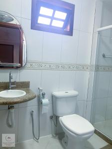 圣特雷莎Spazio Martinelli的白色的浴室设有卫生间和水槽。