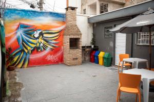 圣保罗Casa Ecotrips Barra Funda - Hostel的建筑一侧鸟的绘画