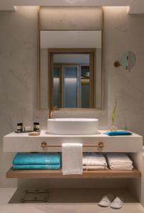 卡尔扎迈纳Mitsis Summer Palace的浴室配有盥洗盆、镜子和毛巾