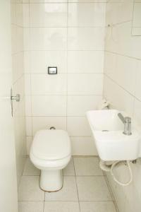 圣保罗Casa Ecotrips Barra Funda - Hostel的白色的浴室设有卫生间和水槽。