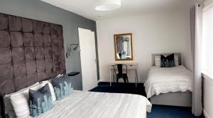 艾尔Crown street getaway的一间卧室配有两张床和一张桌子