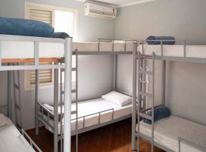 圣保罗Casa Ecotrips Barra Funda - Hostel的一间房间,设有三张双层床