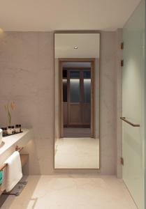 卡尔扎迈纳Mitsis Summer Palace的浴室设有木门和镜子