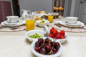科英布拉AltoCanto的一张桌子,上面放有水果盘和橙汁杯