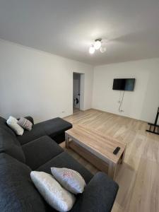 巴亚马雷Gold Apartments的客厅配有两张沙发和一张咖啡桌
