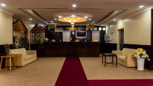 迪拜BOONMAX Hotel的大堂配有沙发和红地毯