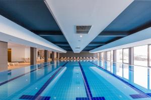 迪瓦伊巴雷Hotel Crni Vrh的一座拥有蓝色天花板的大型游泳池