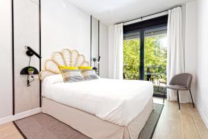 科尔多瓦Genteel Home Arruzafa的卧室配有一张带黄色枕头的大型白色床。
