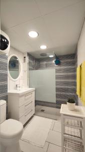 英格兰海滩Apartment 2-2 Playa del Ingles的一间带卫生间、水槽和镜子的浴室