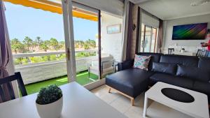 英格兰海滩Apartment 2-2 Playa del Ingles的客厅配有沙发和桌子