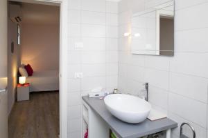波代诺内Dépendance Ragaraja con sauna e idromassaggio的一间带水槽和镜子的浴室