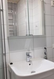 赫尔辛基2ndhomes Bright 1BR Apartment with Superb Location!的浴室设有白色水槽和镜子