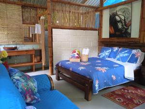 BarayaFinca Ecoturistica LOS JAGUEYES的一间卧室配有一张床和一张沙发