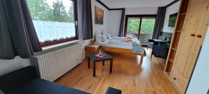 阿尔特瑙格伦霍夫阿尔特瑙酒店的一间卧室配有一张床、一张书桌和一个窗户。