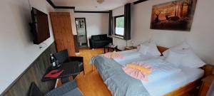 阿尔特瑙格伦霍夫阿尔特瑙酒店的一间卧室设有一张床和一间客厅。