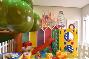 格拉玛多Hotel Bertoluci的儿童游乐区,设有游乐场和玩具
