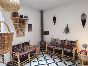 舍夫沙万Vallparadis Pension Familiar" FIRDAUS"的一间设有藤椅和壁炉的客房