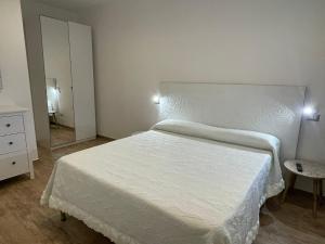 托瓦尼亚Le Sirene Casa Vacanza的卧室配有白色的床和镜子