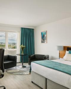 哈文特Langstone Quays Resort的酒店客房设有床和窗户。