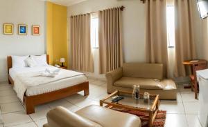 伊基托斯瓦瑞罗旅舍的酒店客房,配有床和沙发