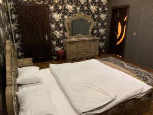KogonTURKISTAN Hotel的一间卧室配有一张带镜子和梳妆台的床