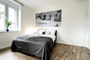 杜塞尔多夫Favorite Stays - Suite And More - 10 Min zur Messe的一间白色客房内的床铺卧室