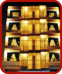 伊斯兰堡帕拉佐酒店的建筑的一侧有灯
