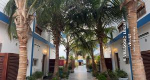 吉达伊尔维拉吉沃别墅的楼前有棕榈树的走廊