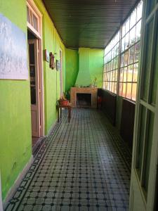 米纳斯Casa Ituzaingó的一间空房,设有绿色的墙壁和壁炉