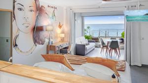格兰德凯斯Official page "Residence Bleu Marine" - Sea View Apartments & Studios - Saint-Martin French Side的海景客厅