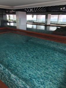 八打灵再也ATRIA SOFO Suites Petaling Jaya, Fantastic City-Wide View, Designed Suites, Spacious & Quiet Studio by Flexihome-MY的大型游泳池,有大层水