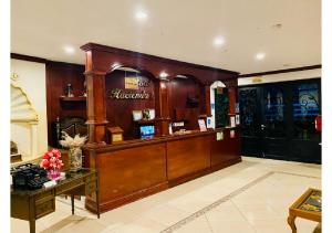 克雷塔罗Hotel Hacienda Real的大房间,设有理发店和柜台