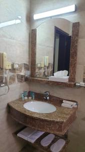 Mawāliḩ马斯喀特地平线酒店的一间带水槽和大镜子的浴室